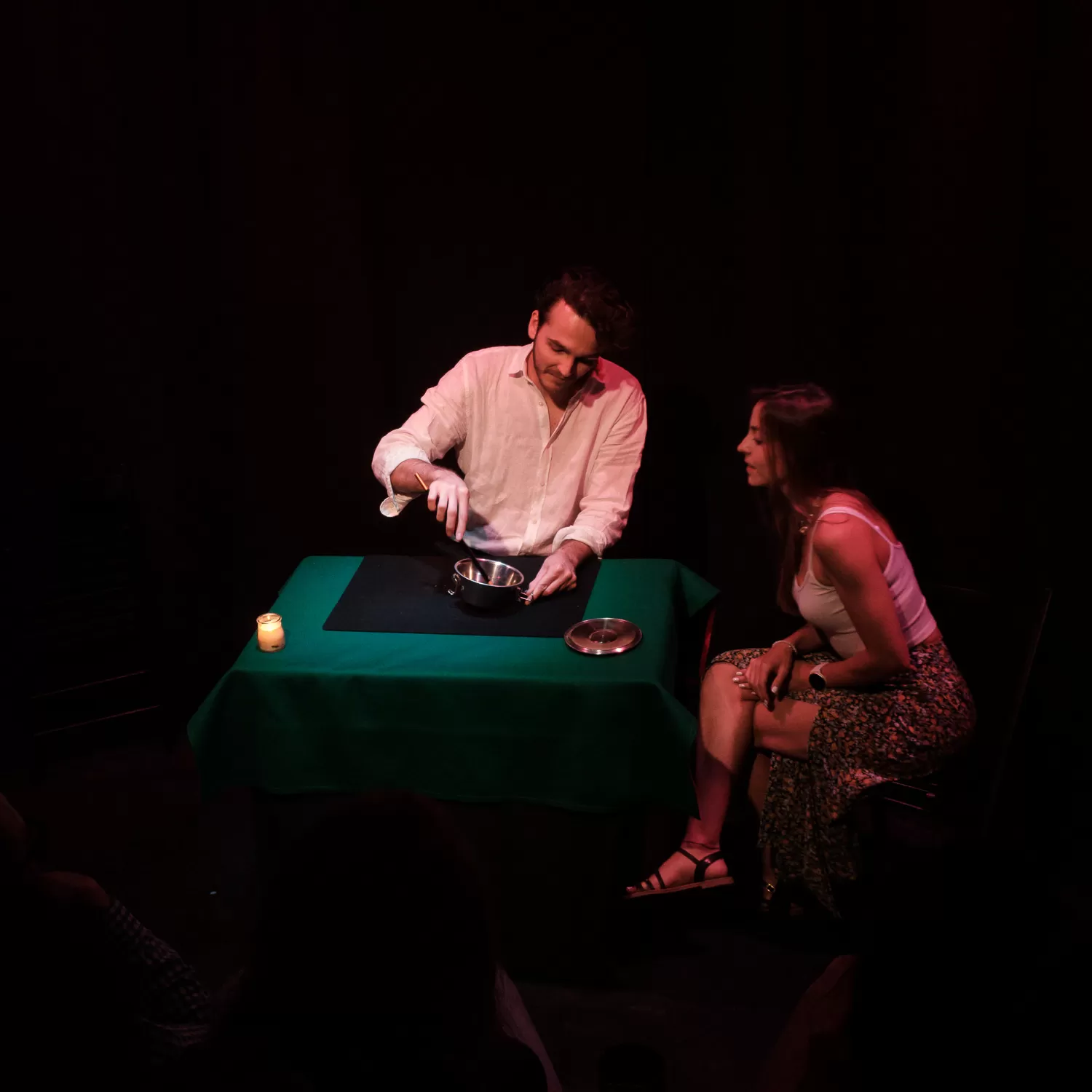 Pedro Parra actuando en Teatro Grada Mágica
